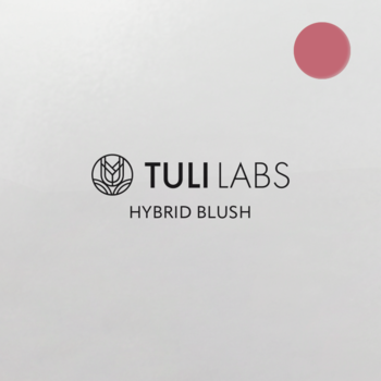 TULI LABS HYBRID BLUSH: logo i nazwa produktu na szarym tle, obok różowy, satynowy swatch kremowo-pudrowego różu.