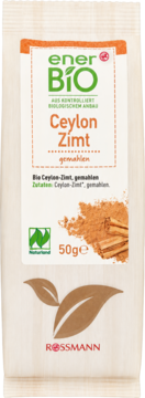 Białe opakowanie enerBiO Bio Ceylon Zimt gemahlen, 50g, z cynamonem w proszku i laskach, widok z przodu.
