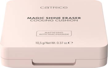 Chłodzący i matujący cushion Catrice Magic Shine Eraser, jasnoróżowe opakowanie z niacynamidem, widok z góry.