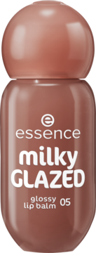 essence milky GLAZED 05 Latte-tude, brązowy, lśniący balsam do ust w zaokrąglonej butelce.