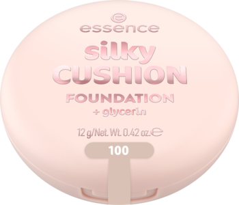 Podkład essence silky CUSHION 100, jasny beż, okrągły kompakt w kolorze brzoskwiniowym, widok z przodu.