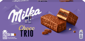 Fioletowe opakowanie Milka Choco Trio z logo, krową i dwoma warstwowymi wafelkami czekoladowymi. Widok z przodu.