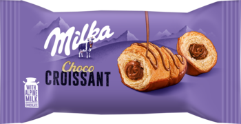 Fioletowe opakowanie Milka Choco Croissant, z dwoma rogalikami obficie wypełnionymi alpejską czekoladą.