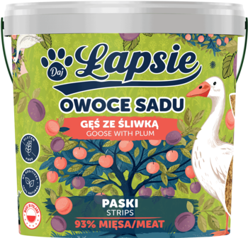 Wiaderko Lapsie Owoce Sadu: Mięsne Paski Gęś ze Śliwką dla psa. Zielone tło, gęś, śliwki. 93% mięsa.