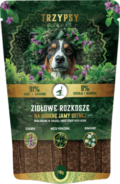 TRZYPSY DELUXE paski z gęsi i ziół dla higieny jamy ustnej, zielona torebka z psem w ziołowym wianku.