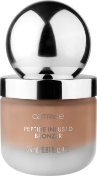 Bronzer z peptydami Catrice C01 w butelce z gradientem brązu i lśniącą srebrną zakrętką, z przodu.