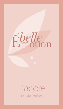 Różowa etykieta perfum L'adore Ébelle Emotion Eau de Parfum z beżowym logo i delikatnymi różowymi liśćmi, widok z przodu.