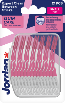 Jordan Expert Clean Between Sticks Small, 21 różowych czyścików do zębów gum care, w blistrze, widok z przodu.