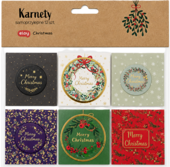 Widok z góry zestawu 12 samoprzylepnych karnetów świątecznych. Opakowanie, sześć różnokolorowych etykiet z napisami Merry Christmas i jemiołą.