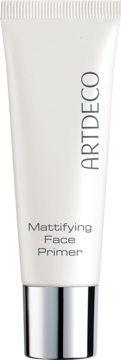 Biała tuba ARTDECO Mattifying Face Primer z metalicznym srebrnym korkiem, widok z przodu na czarnym tle.