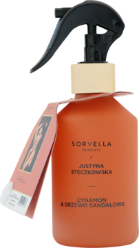 Sorvella Moments Cynamon & Sandałowiec, pomarańczowy spray do wnętrz Justyna Steczkowska, z czarnym atomizerem.