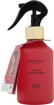 Czerwony spray do wnętrz Sorvella Justyna Steczkowska, Róża & Oud, z czarnym aplikatorem i złotym akcentem.
