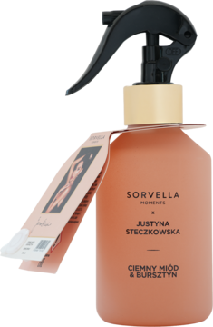 Brzoskwiniowy spray Sorvella Ciemny Miód & Bursztyn z czarnym atomizerem, widok z przodu, z zawieszką.