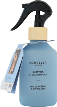 Błękitny matowy spray Sorvella Justyna Steczkowska Białe Piżmo i Bawełna, z czarnym atomizerem i zawieszką, widok z przodu.