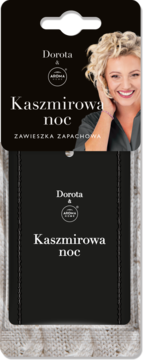 Zawieszka zapachowa Dorota Kaszmirowa noc. Czarna etykieta z uśmiechniętą kobietą i logo AROMA HOME, na dzianym tle.