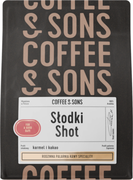 Coffee & Sons Słodki Shot kawa ziarnista w ciemnej paczce z etykietą, widok z przodu. Słodki profil smakowy.