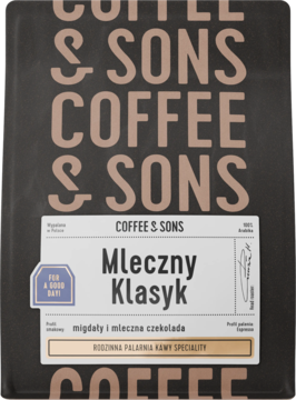 Kawa ziarnista Coffee & Sons Mleczny Klasyk w czarnym opakowaniu. Biała etykieta z tekstem: migdały, czekolada.