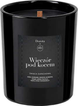 Czarna świeca zapachowa "Wieczór pod kocem" Dorota. Szklany słoik, drewniany knot, nuty róży, bursztynu, paczuli.