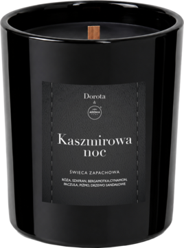 Czarna świeca zapachowa Dorota & Aromanti "Kaszmirowa noc" z drewnianym knotem, białe napisy na etykiecie.