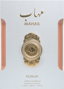 Białe pudełko perfum Nusuk Mahab Extrait de Parfum, złoty napis i ozdobny, okrągły emblemat.
