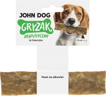 Białe opakowanie John Dog gryzak dentystyczny dla psa ze żwaczem wołowym i algami. Pies z gryzakiem, obok dwie sztuki produktu.