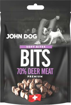 Front czarnej torebki John Dog Soft Bites Bits, 70% jelenia, z kupką mięsnych smaczków i flagą Szwajcarii.