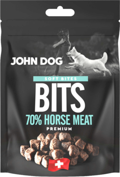 Czarna torebka John Dog Soft Bites Bits, przysmaki z 70% koniny, widok z przodu z kupką smaczków i flagą Szwajcarii.