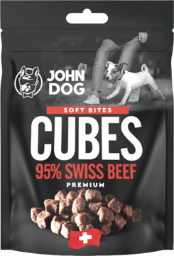 Czarne opakowanie John Dog Soft Bites Cubes, 95% wołowiny szwajcarskiej, z obrazem psa i stosu przysmaków.