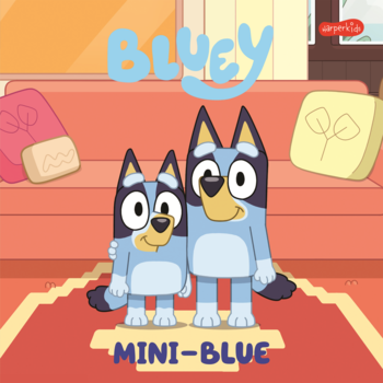 Okładka książki Bluey: Mini-Blue. Bluey i pomalowana Bingo jako Mini-Blue, niebieskie psy w salonie.