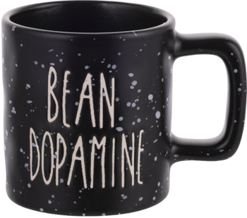 Czarny, nakrapiany kubek z napisem 'BEAN DOPAMINE', matowe wykończenie, widok z boku.