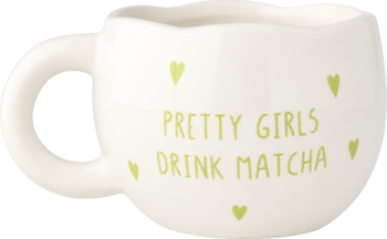 Eloy Kubek pretty girls biały, zaokrąglony kubek z jasnozielonym napisem 'Pretty Girls Drink Matcha' i sercami, widok z przodu.