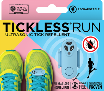 Tickless Run ultradźwiękowy odstraszacz kleszczy na barwnym opakowaniu, z butami sportowymi i niebieskim, ładowalnym urządzeniem.