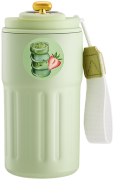 Zielony kubek termiczny 380 ml z pionowymi żłobieniami, złotym guzikiem i naklejką: matcha i truskawka.