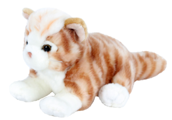 Pluszowy kotek tabby, rudy z białymi elementami, leżący z boku, na neutralnym białym tle.