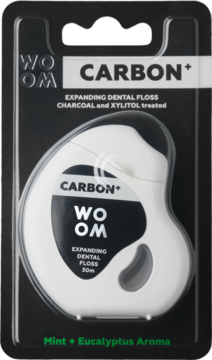 Woom Carbon+ Expanding Dental Floss w czarnym blistrze, z białym dozownikiem. Widok z przodu, miętowo-eukaliptusowy.