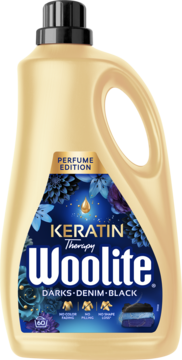 Beżowa butelka płynu Woolite Keratin Therapy Perfume do prania ciemnych tkanin, widok z przodu.
