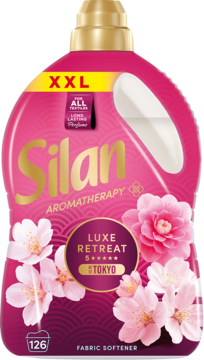 Różowy płyn Silan Aromatherapy Tokyo w dużej butelce XXL z kwiatami wiśni, widok z przodu.