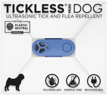 Niebieski Tickless Mini Dog, ultradźwiękowy odstraszacz kleszczy i pcheł, ładowalny, bez chemii, na białym tle.