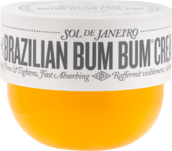 Sol de Janeiro Brazilian Bum Bum Cream w pomarańczowym słoiczku z białą nakrętką, widok od góry, tekst "Firms & Tightens".