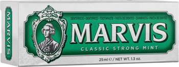 Mini pasta Marvis Classic Strong Mint, białe pudełko z zieloną etykietą i grafiką vintage, widok z przodu.
