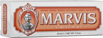 Marvis Ginger Mint mini pasta do zębów, biało-pomarańczowe pudełko z portretem, widok z przodu i z lewej.