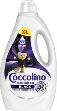 Biała butelka Coccolino Black XL żelu do prania na 68 prań, z etykietą i misiem, lekko pod kątem.