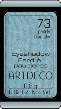 Pojedynczy cień do powiek Artdeco 73 Pearly Blue Sky w prostokątnej, błękitnej płytce z czarną ramką.