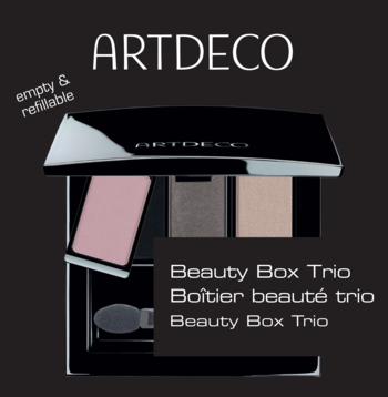 Otwarta czarna kasetka magnetyczna Artdeco Beauty Box Trio z 3 cieniami (róż, beż, szarość) i aplikatorem, napis 'refillable'.