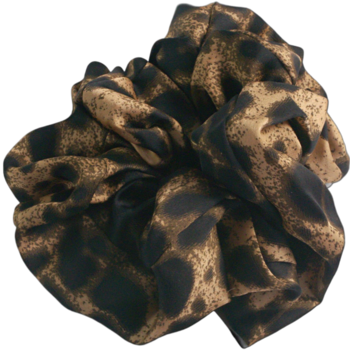 Elegancka marszczona gumka scrunchie do włosów we wzór lamparta, beżowo-czarna, na czarnym tle.