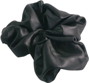 Czarna gumka do włosów scrunchie z imitacji skóry, z puszystym, marszczonym wykończeniem, na czarnym tle.