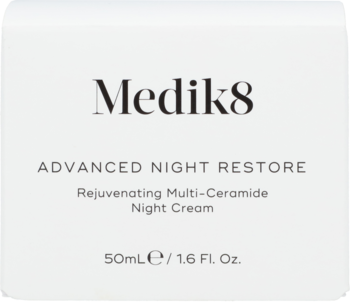 Medik8 Advanced Night Restore Night Cream w białym pudełku, z czarnym napisem i logo, widok z przodu.