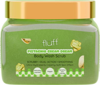Fluff Pistachio Cream Dream Body Wash Scrub w zielonym słoiku ze złotą pokrywką, widok z przodu.