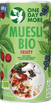 One Day More Muesli BIO Fruity 400g, zielony pojemnik z ilustracjami wiśni i porzeczek, miska z jogurtem, musli i owocami, widok z przodu.