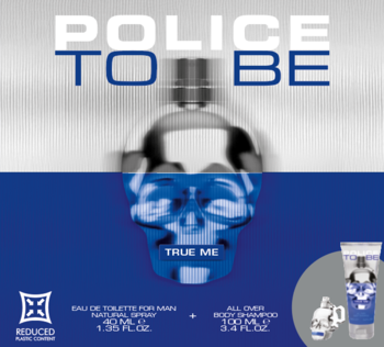 Police To Be True Me zestaw męski: woda toaletowa w srebrno-niebieskiej butelce-czaszkę i szampon do ciała, na dzielonym tle.